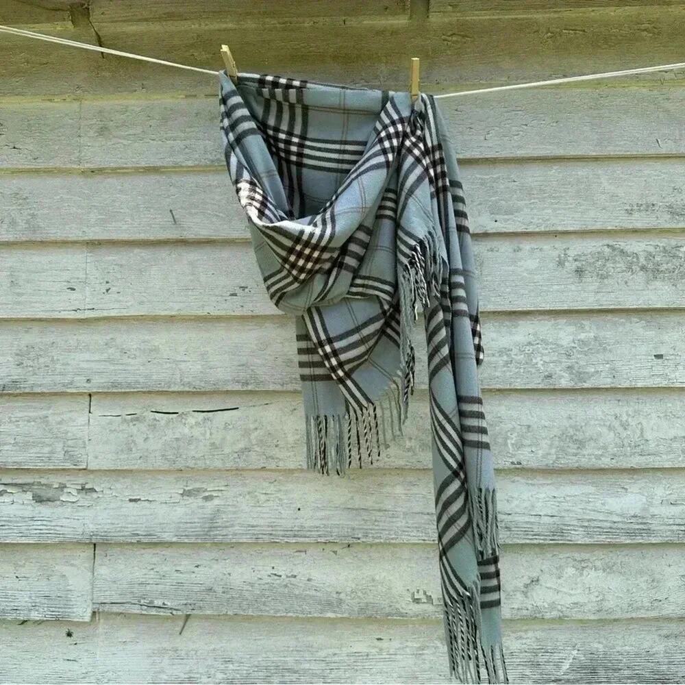 scarf super soft and excellent‎ condition size 80”-28”